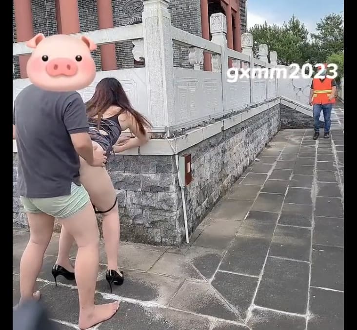 đang địt nhau thì có người đi lại